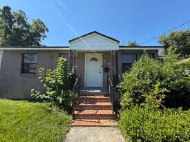 1976 College Cir S in Jacksonville, FL - Building Photo