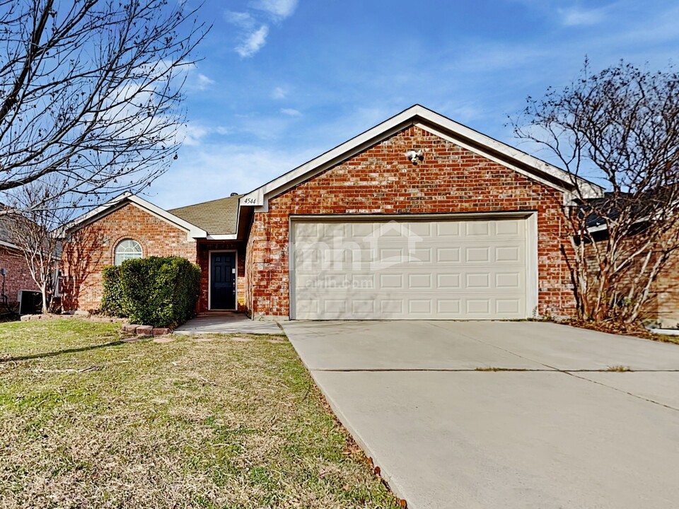 4544 Wheatland Dr in Fort Worth, TX - Building Photo