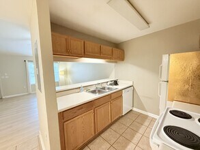 2738 W Tharpe St in Tallahassee, FL - Foto de edificio - Building Photo