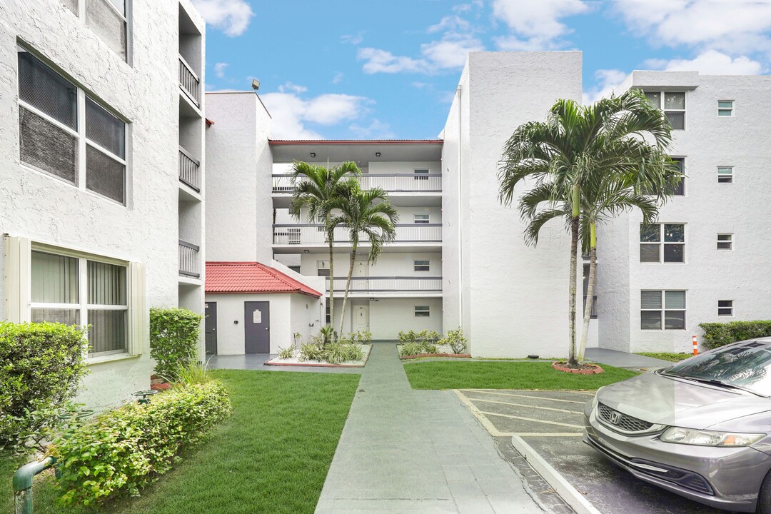 9461 Evergreen Pl, Unit Evergreen in Davie, FL - Building Photo
