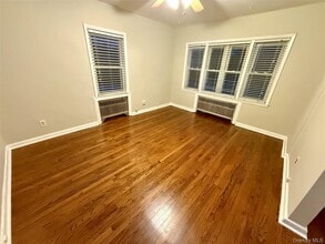 29 Smith St in Deer Park, NY - Foto de edificio - Building Photo