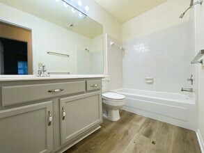 107 S Village Knoll Cir in Spring, TX - Building Photo - Building Photo