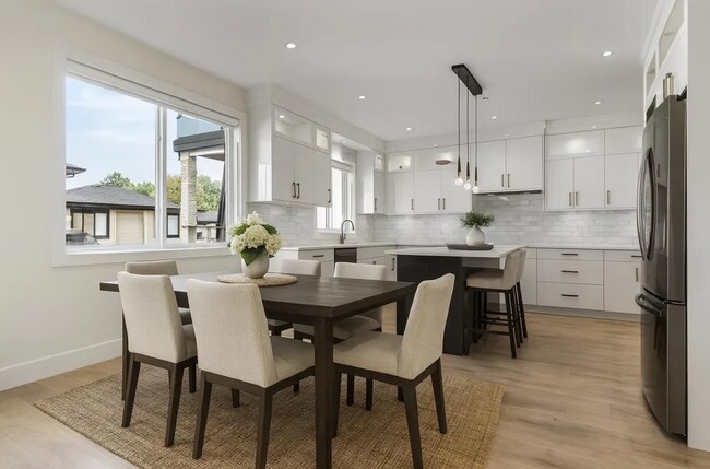 8585 Forest Gate Dr in Chilliwack, BC - Building Photo - Building Photo