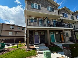 1530 Tamarack Blvd NW in Edmonton, AB - Building Photo
