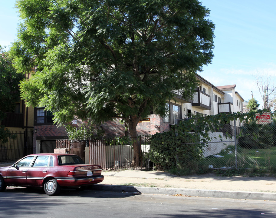 7309 Milwood Ave in Canoga Park, CA - Building Photo