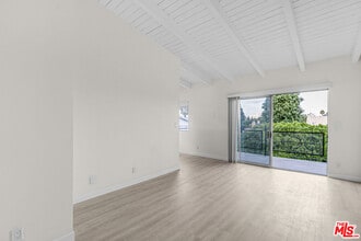 2637 S Centinela Ave in Santa Monica, CA - Foto de edificio - Building Photo