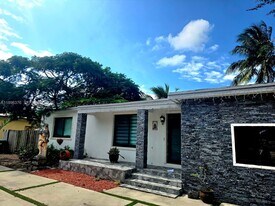 14900 NW 9th Ct in Miami, FL - Building Photo