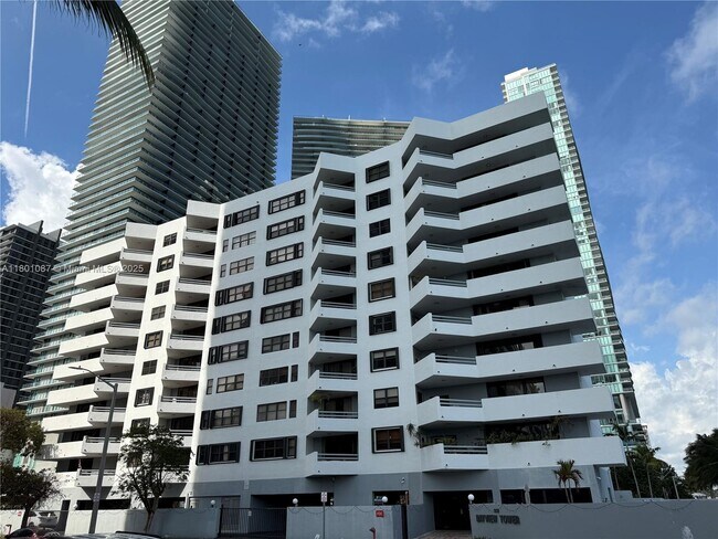 555 NE 30th St, Unit 404 in Miami, FL - Building Photo - Building Photo