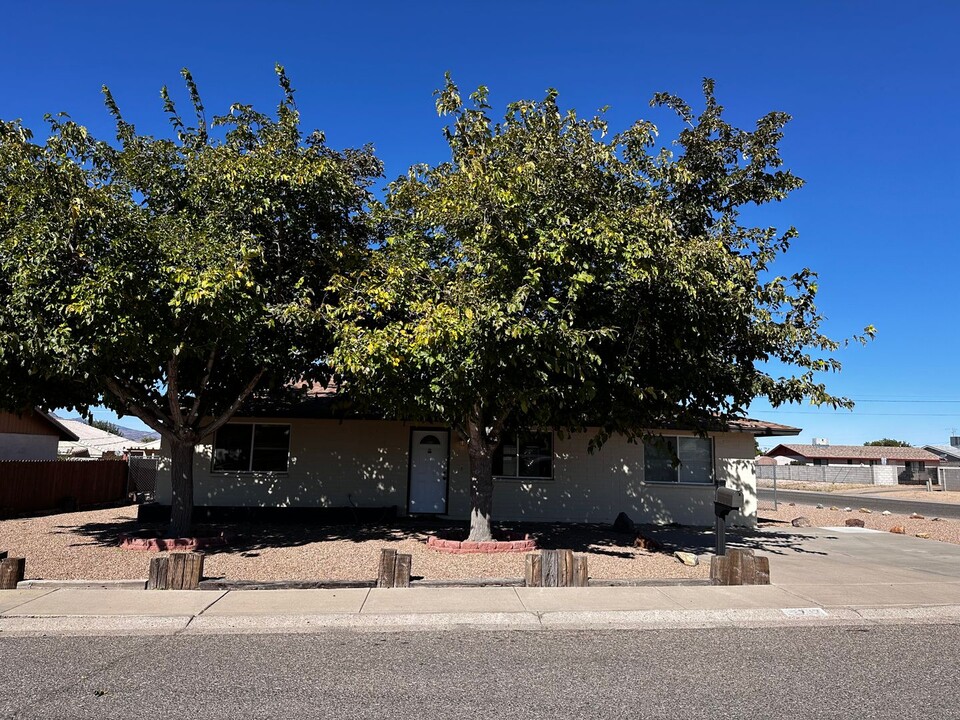 2737 Lillie Ave in Kingman, AZ - Building Photo