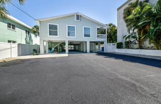 8601 E Bay Dr, Unit #3 in Treasure Island, FL - Building Photo