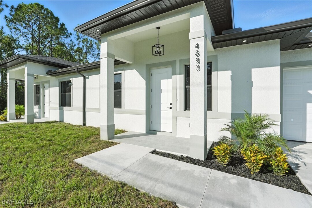 4881-4883 Leonard Blvd S in Lehigh Acres, FL - Foto de edificio