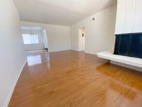 5631 W Jefferson Blvd, Unit 3 in Los Angeles, CA - Foto de edificio - Building Photo