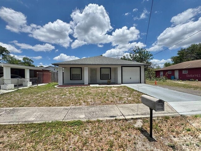 3212 E Emma St