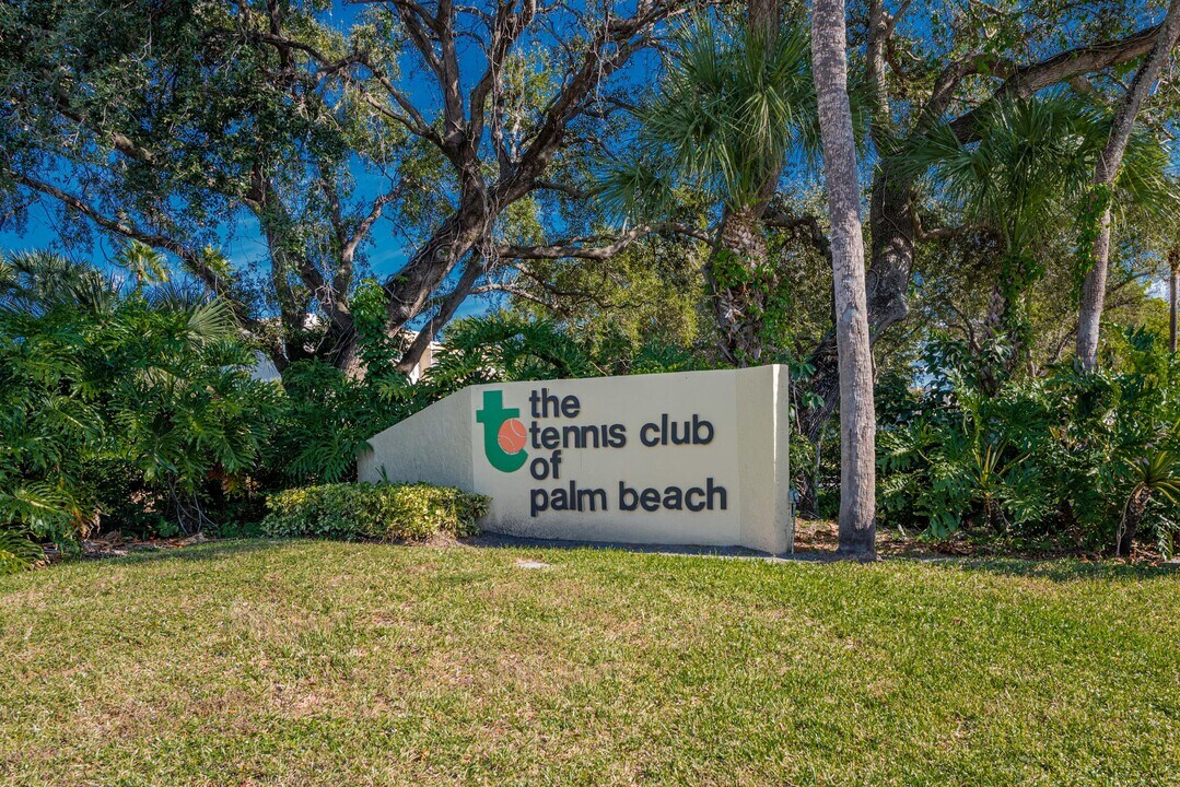 2828 Tennis Club Dr in West Palm Beach, FL - Building Photo