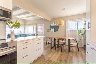 326 Rosecrans Ave, Unit BEACH  VIEW in Manhattan Beach, CA - Foto de edificio - Building Photo