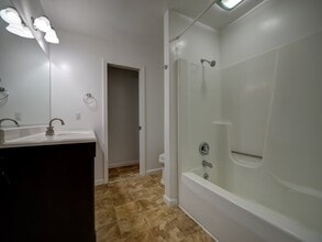 English Village Apartments in Gansevoort, NY - Foto de edificio - Building Photo
