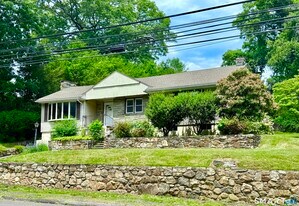 2326 Old Town Rd in Bridgeport, CT - Building Photo