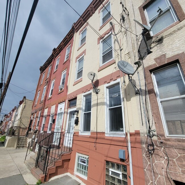 2525 N 12th St in Philadelphia, PA - Foto de edificio - Building Photo