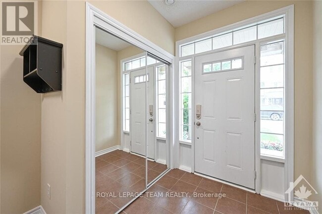 2042 Madrid Ave in Ottawa, ON - Building Photo - Building Photo