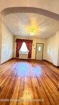 1018 Lincoln St in Dickson City, PA - Building Photo