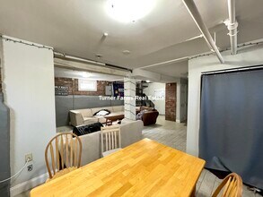 38 Cherry St, Unit 1 in Somerville, MA - Foto de edificio - Building Photo