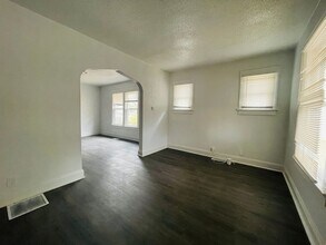 902 S Cedar Ave in Independence, MO - Building Photo - Building Photo