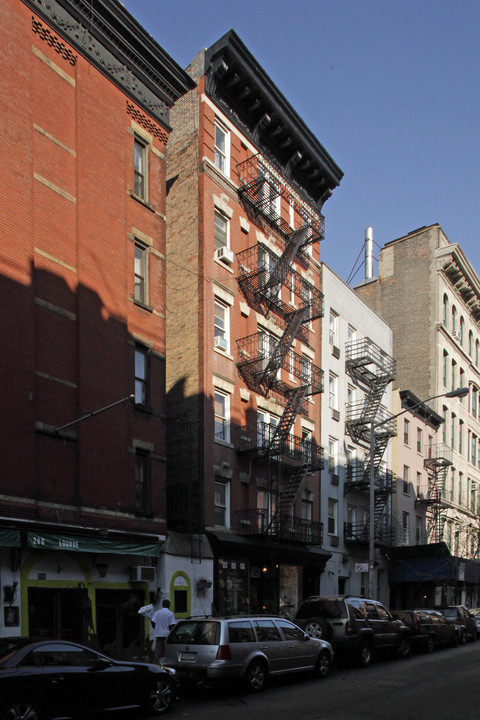 208 Sullivan St in New York, NY - Building Photo