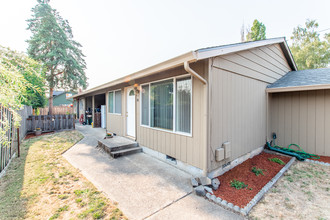 Harrison Street Duplex in Newberg, OR - Building Photo - Building Photo