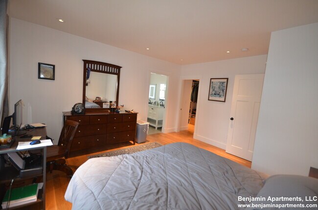 15 Elmira St, Unit 1 in Boston, MA - Foto de edificio - Building Photo