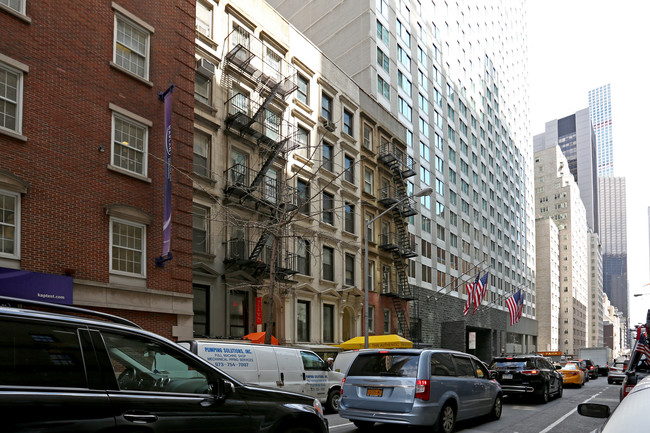 127 W 56th St in New York, NY - Foto de edificio - Building Photo