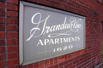 Grandeur Vine Apartments in West Des Moines, IA - Foto de edificio - Building Photo