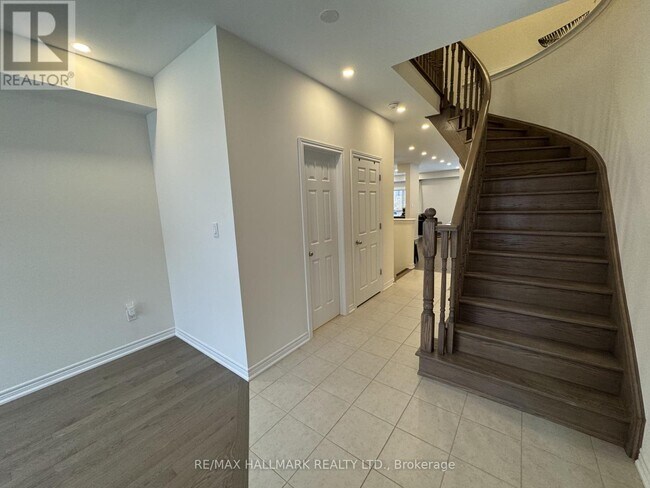 3945 Leonardo St in Burlington, ON - Building Photo - Building Photo