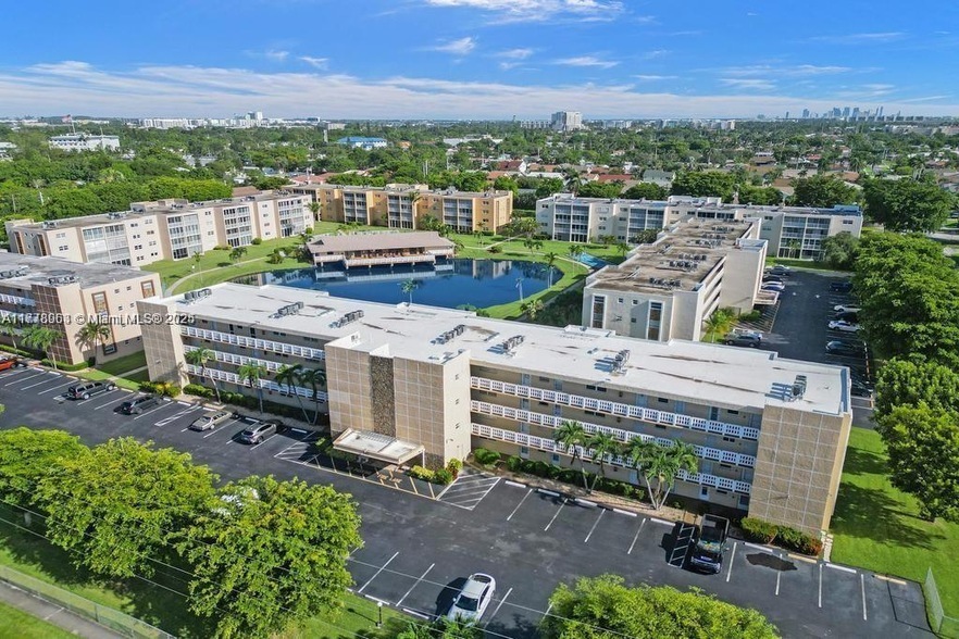 205 SE 11th Terrace, Unit 407 in Dania Beach, FL - Building Photo