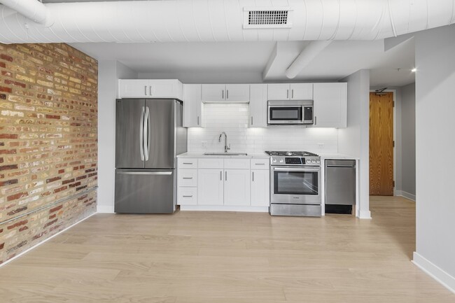 4637 N Ashland Ave, Unit 204 in Chicago, IL - Building Photo - Building Photo