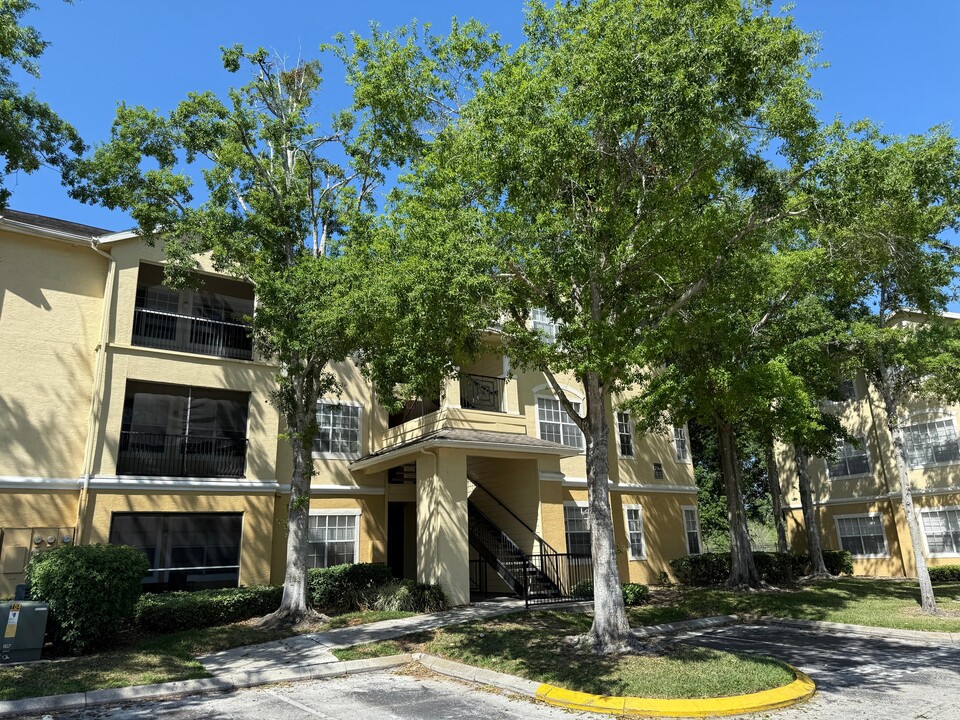 2564 Robert Trent Jones Dr in Orlando, FL - Building Photo