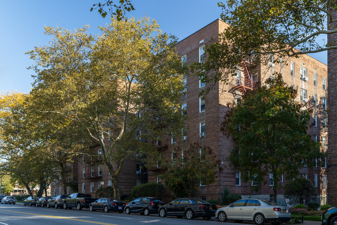 221 McDonald Ave in Brooklyn, NY - Foto de edificio