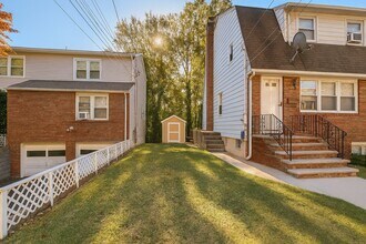 11 Pilgrim Ct, Unit 2FL in Bloomfield, NJ - Building Photo - Building Photo