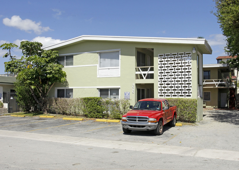 1585 NE 125th St in North Miami, FL - Foto de edificio