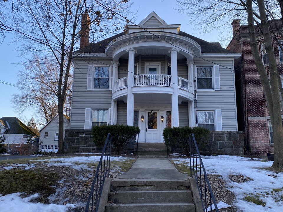 1104 Union St in Schenectady, NY - Building Photo