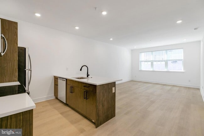 3045 Richmond St, Unit 306 in Philadelphia, PA - Foto de edificio - Building Photo