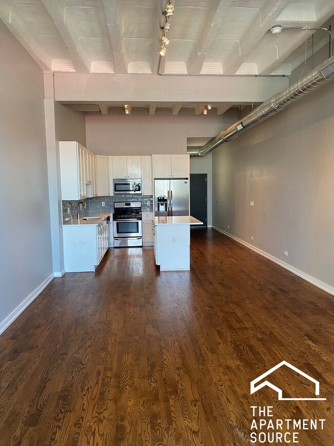 7058 N Clark St in Chicago, IL - Building Photo - Building Photo