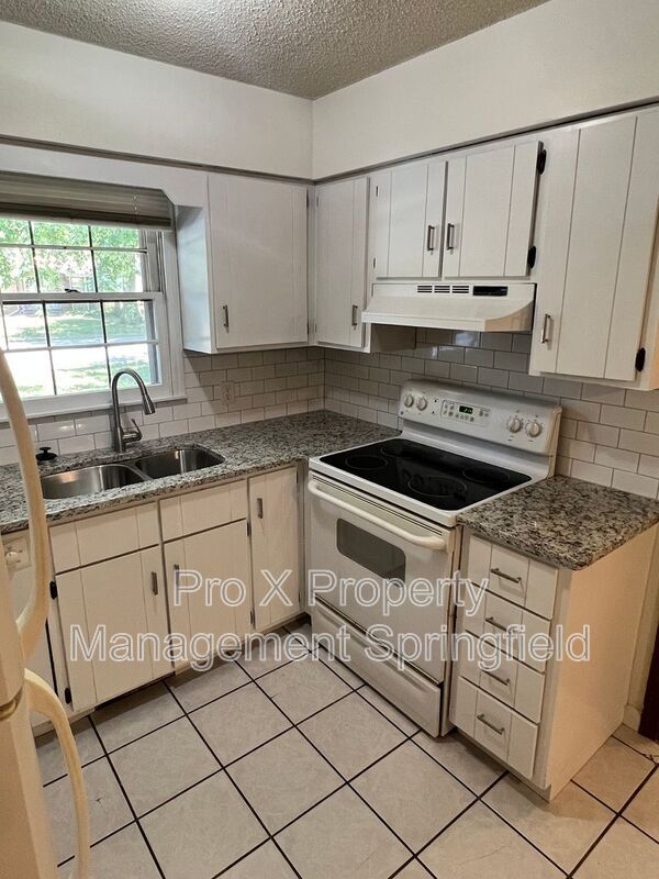2529 W Blackburn Dr in Springfield, MO - Building Photo - Building Photo