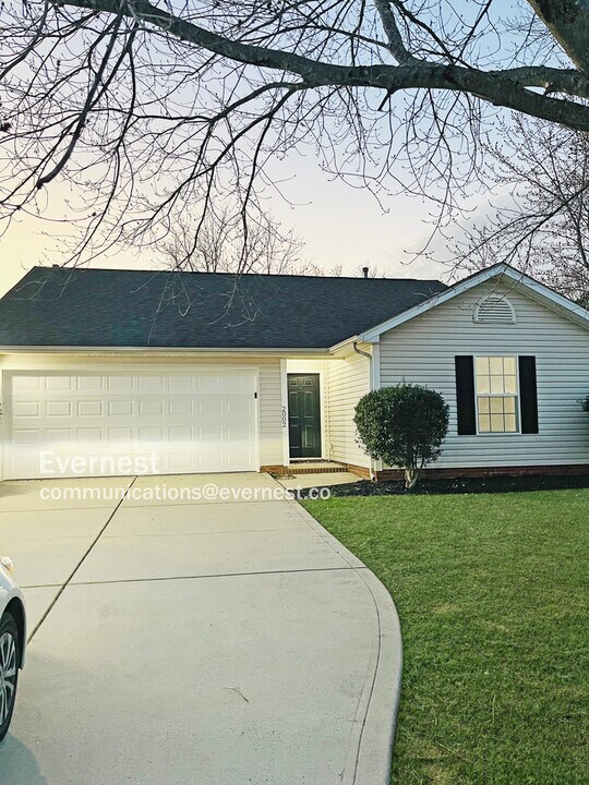 2002 Pleasant Dale Dr in Charlotte, NC - Building Photo