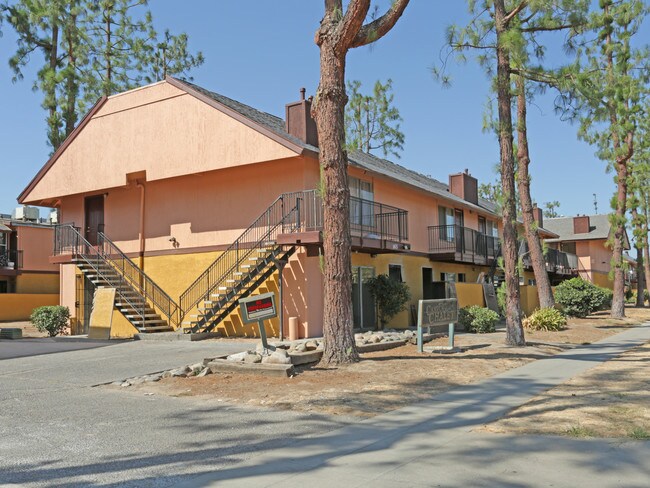 Campus Chalet in Fresno, CA - Foto de edificio - Building Photo