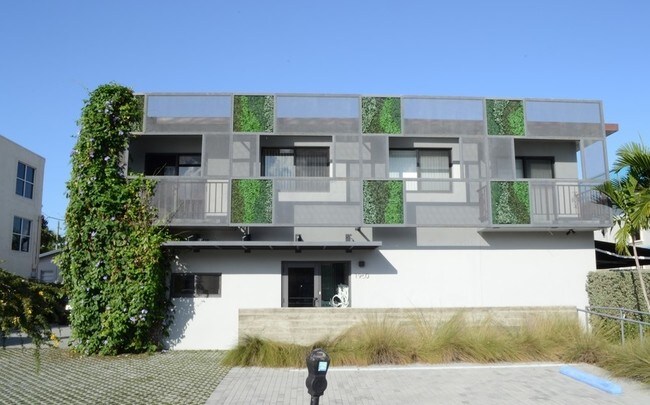 1960 SW 27th Ave in Miami, FL - Foto de edificio - Building Photo