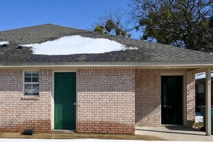 606 N Sewell Dr in Decatur, TX - Building Photo