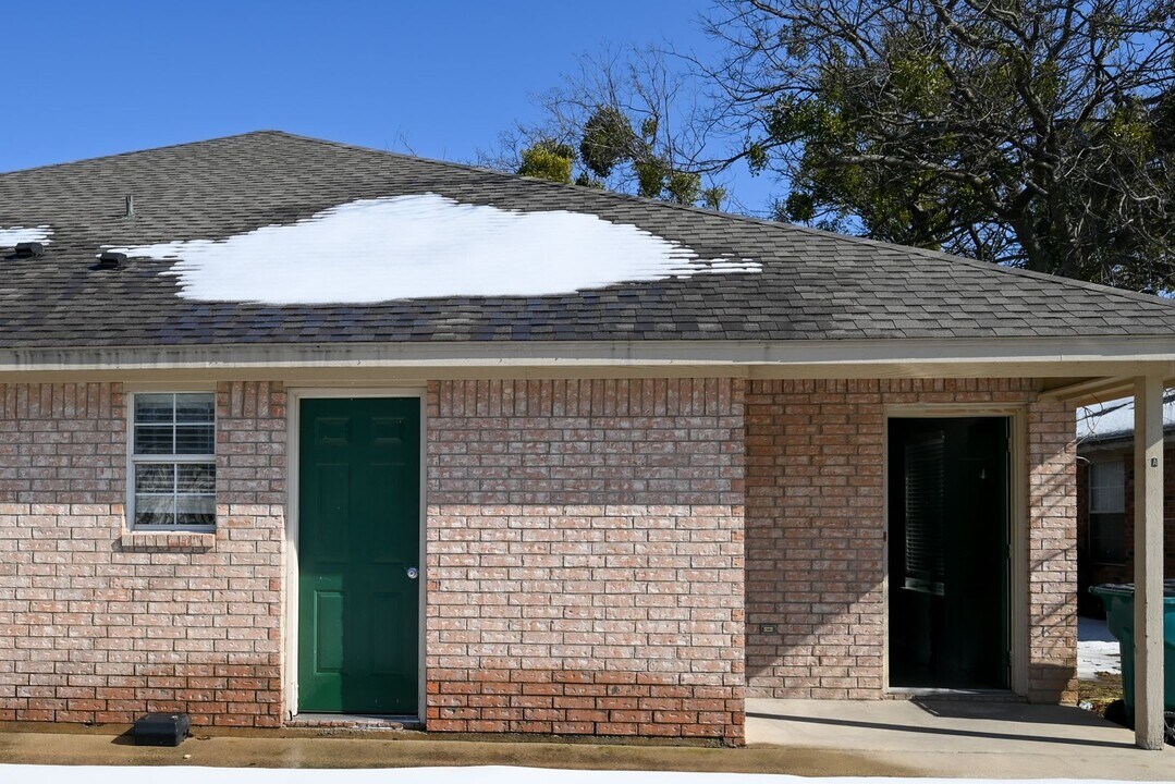 606 N Sewell Dr in Decatur, TX - Building Photo