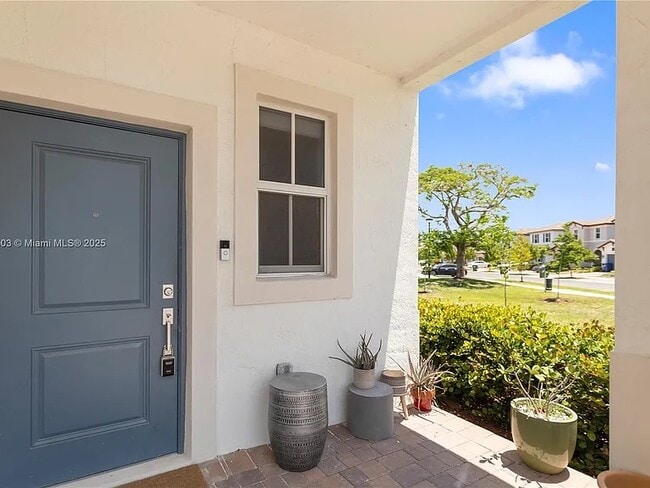 2453 NW 131st Cir in Miami, FL - Foto de edificio - Building Photo