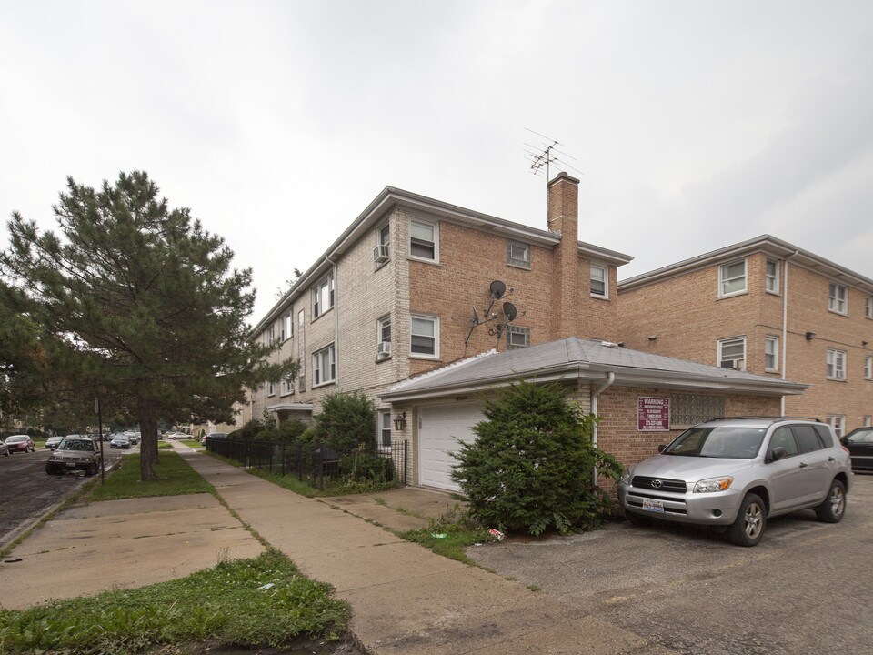 8639 W Berwyn Ave in Chicago, IL - Building Photo