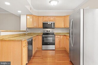 8483 Laurel Oak Dr in Springfield, VA - Building Photo - Building Photo